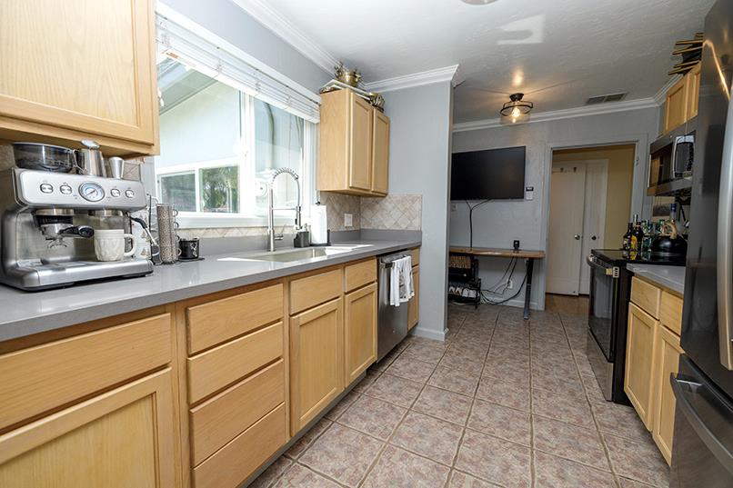 1424 Roseburg Ave, Modesto, CA 95350