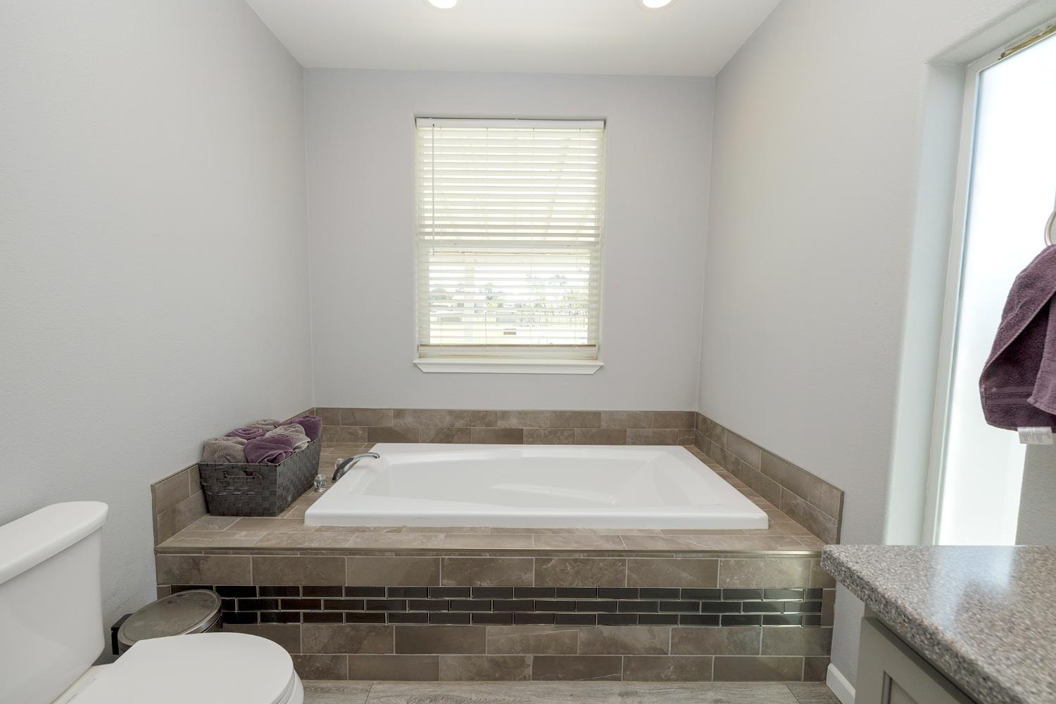 12420 Lancaster Rd, Oakdale, CA 95361