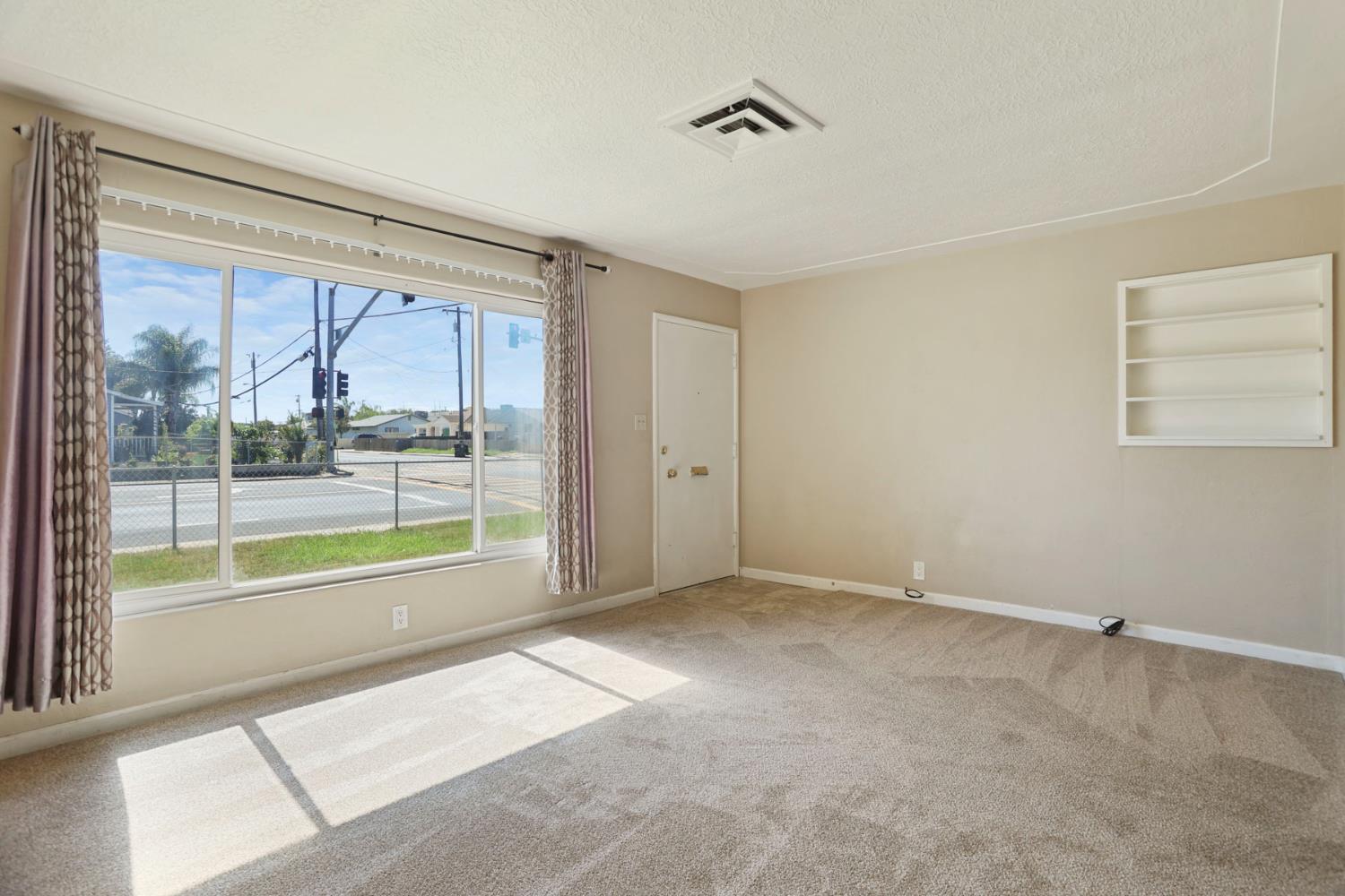 825 W Center St, Manteca, CA 95337