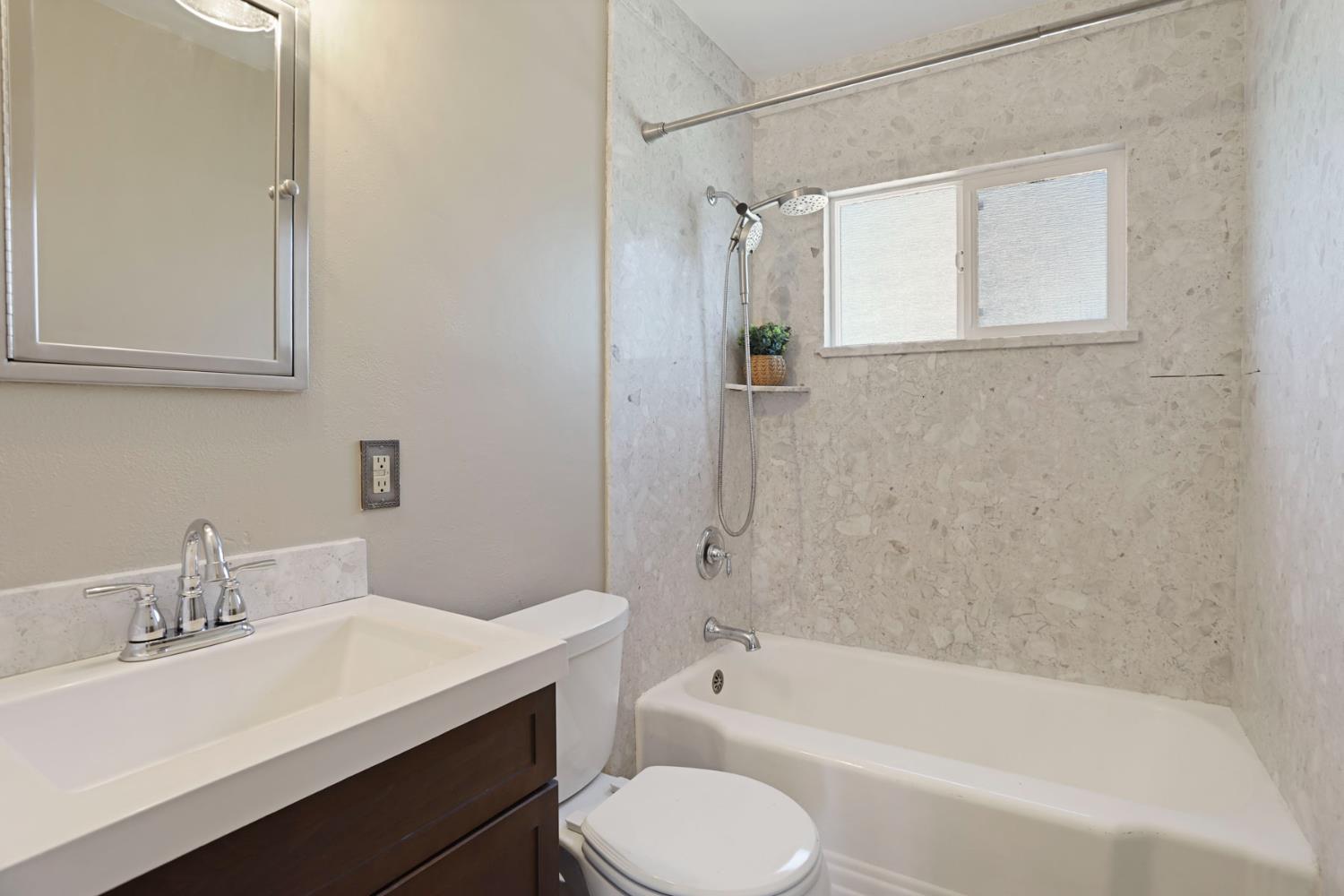 825 W Center St, Manteca, CA 95337