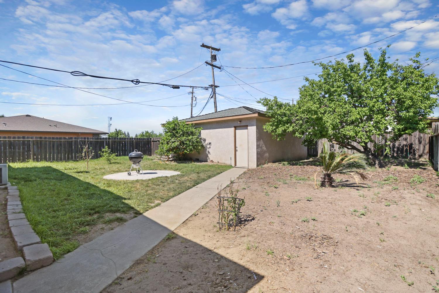 825 W Center St, Manteca, CA 95337