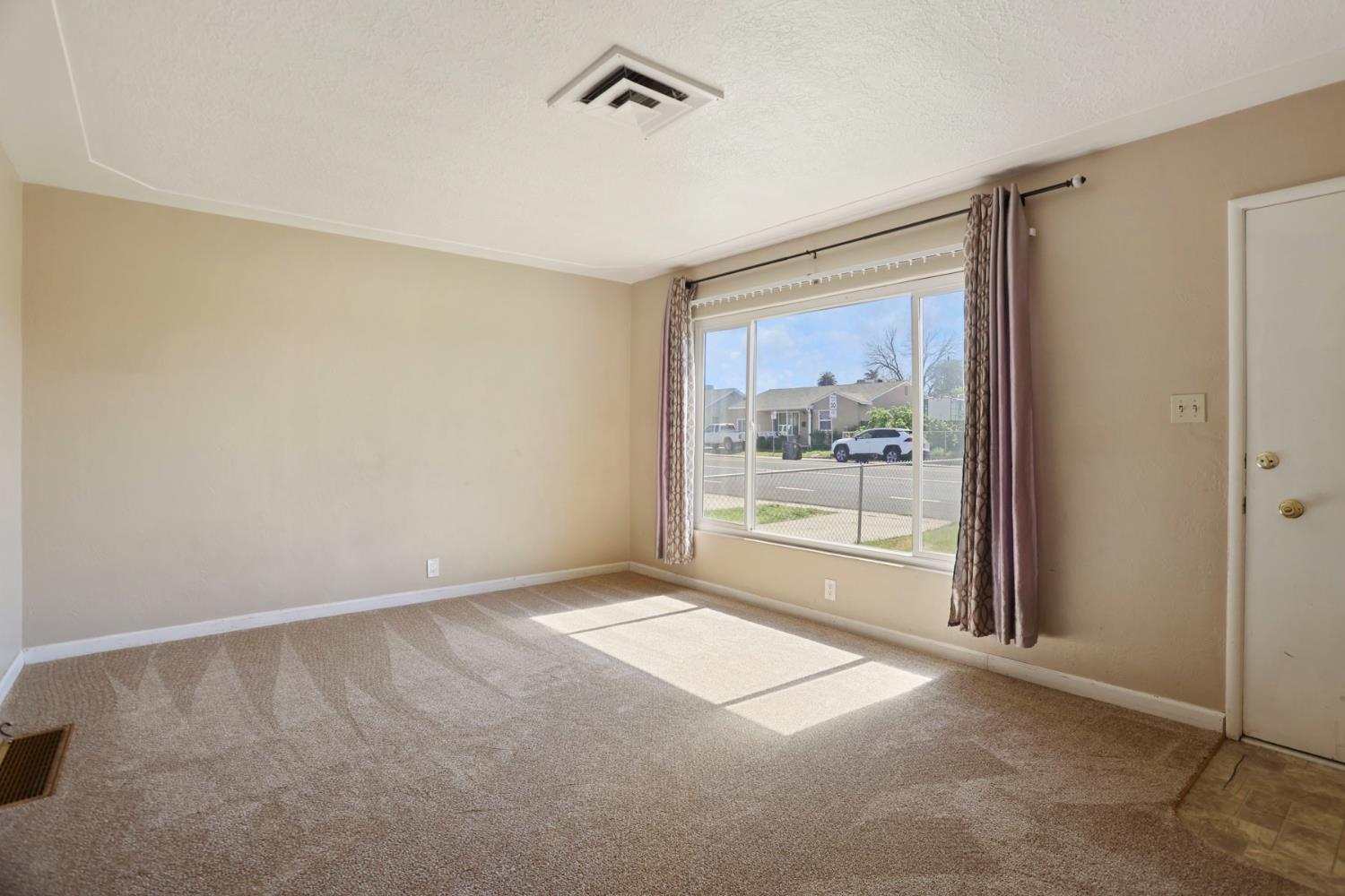 825 W Center St, Manteca, CA 95337