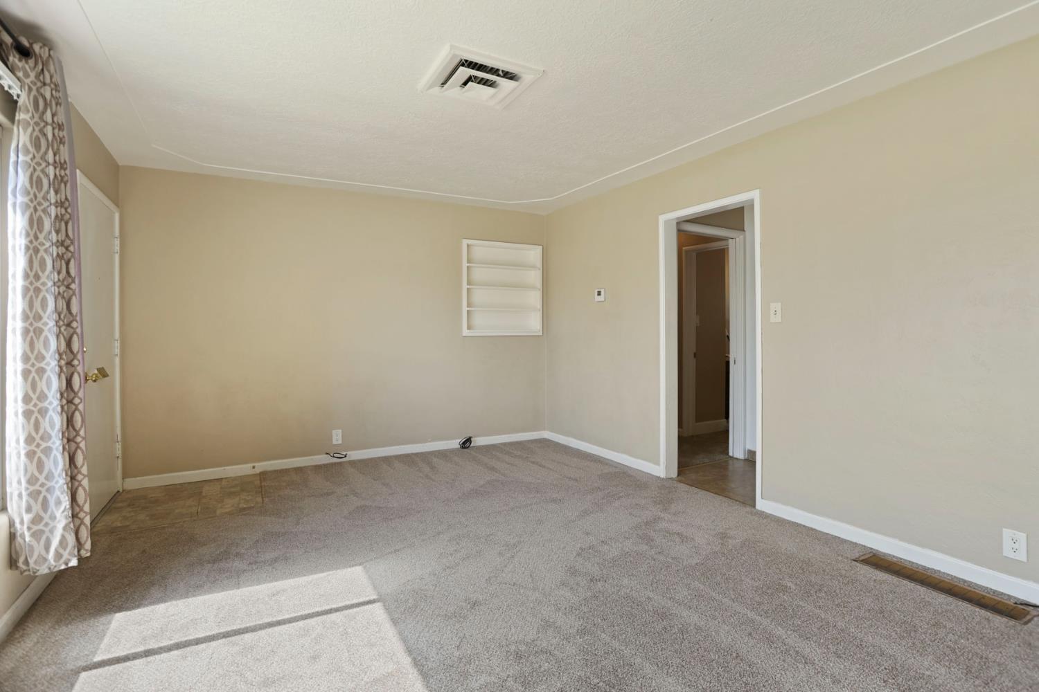 825 W Center St, Manteca, CA 95337