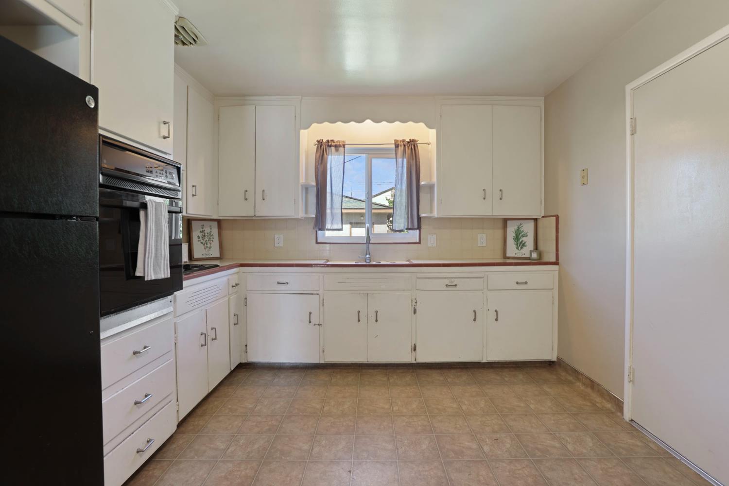 825 W Center St, Manteca, CA 95337