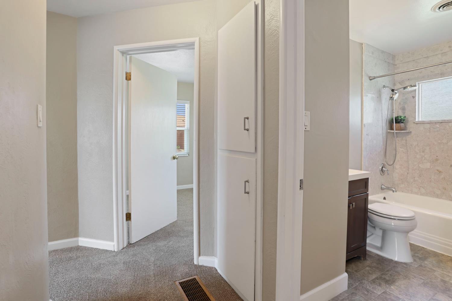 825 W Center St, Manteca, CA 95337