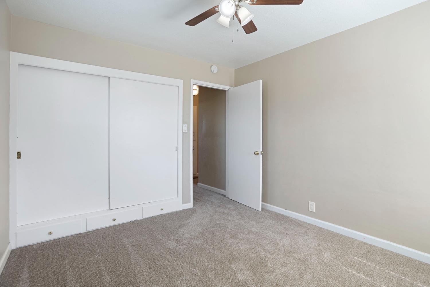 825 W Center St, Manteca, CA 95337