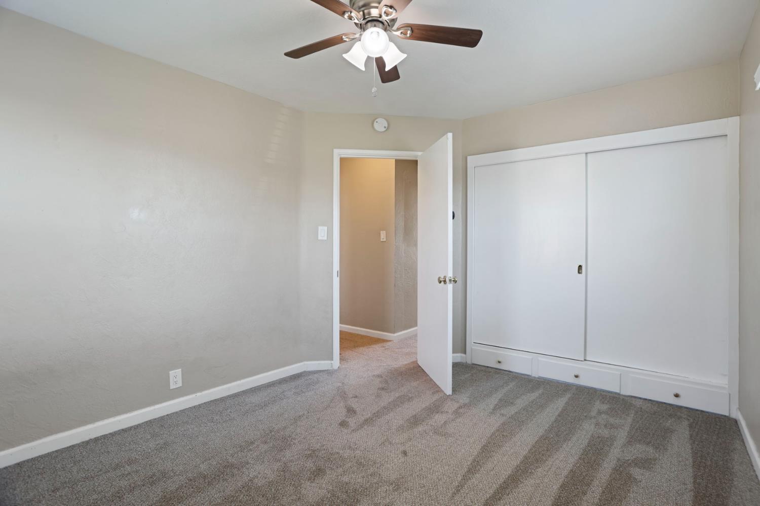 825 W Center St, Manteca, CA 95337