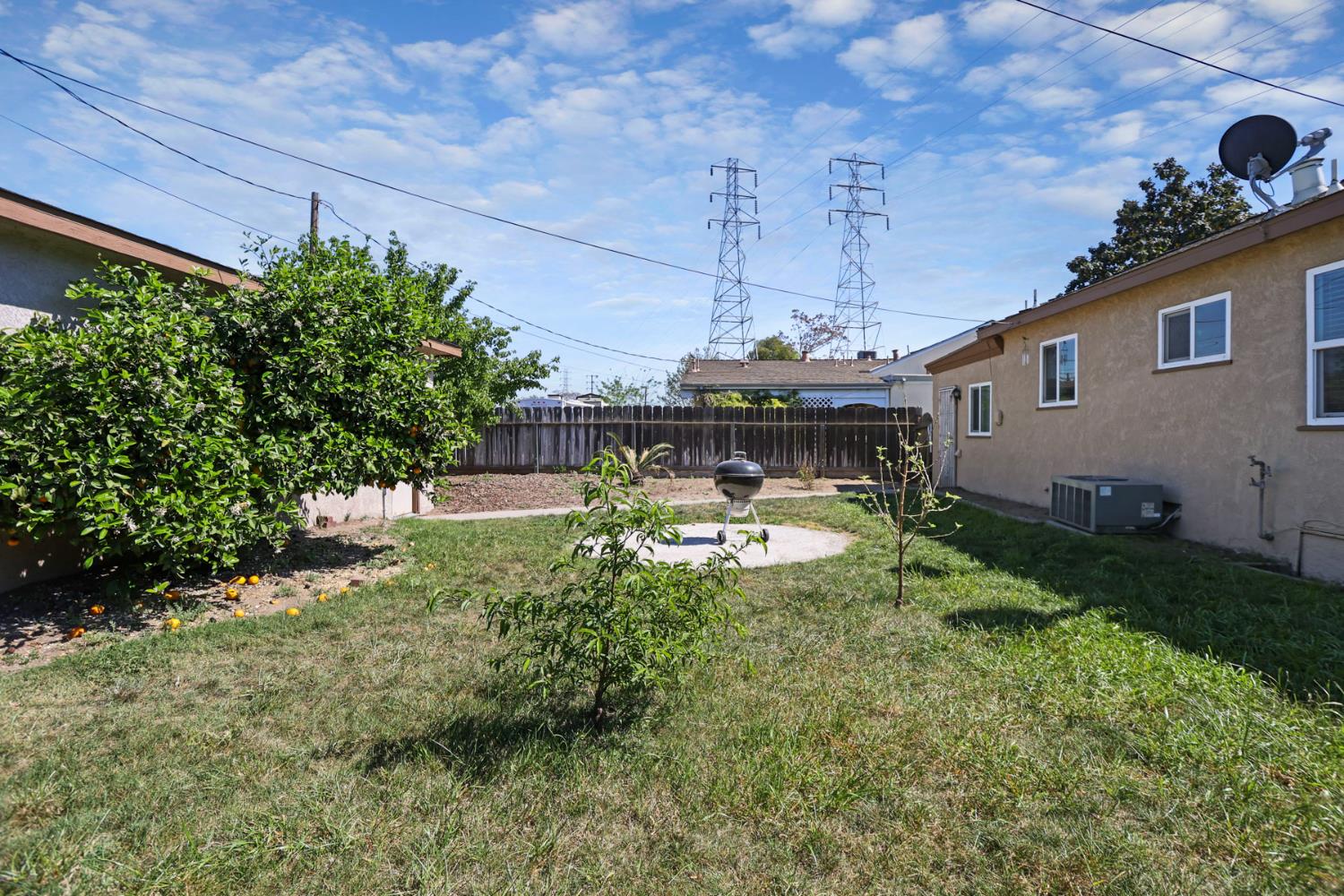 825 W Center St, Manteca, CA 95337