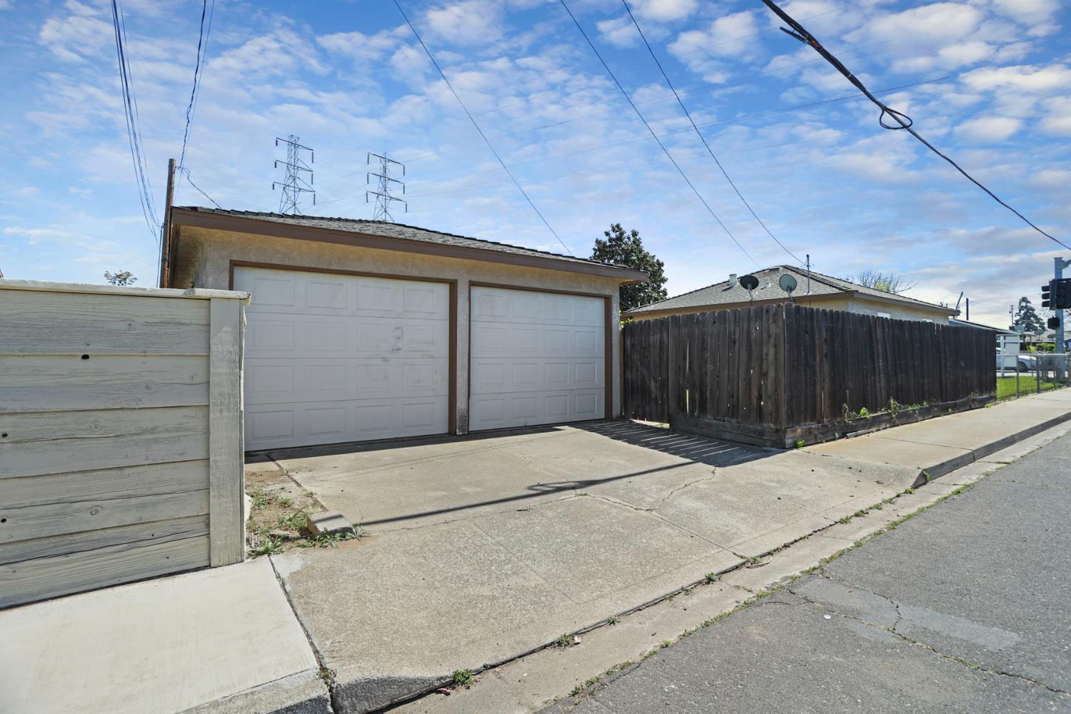 825 W Center St, Manteca, CA 95337