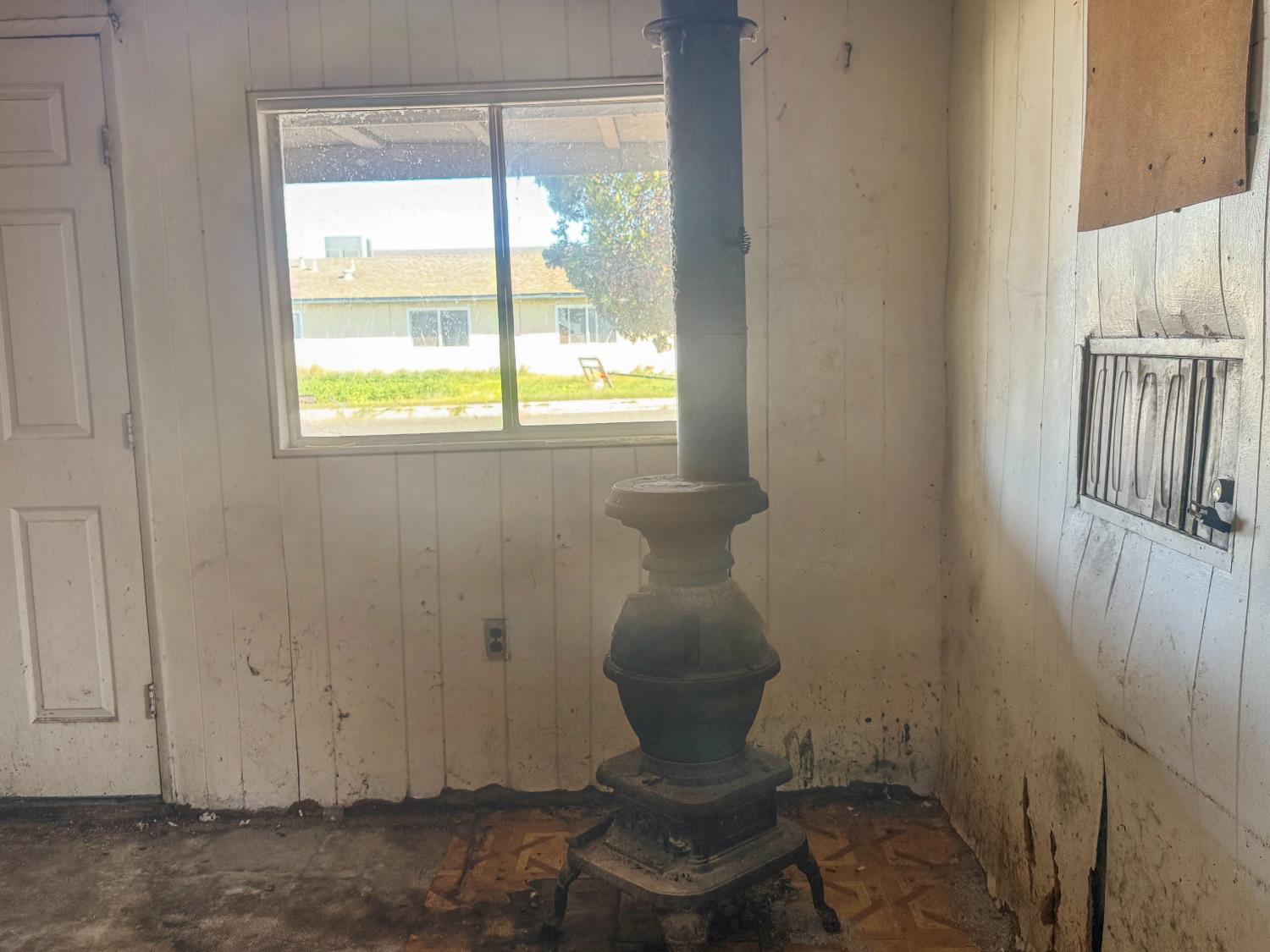 6445 7th St, Riverbank, CA 95367