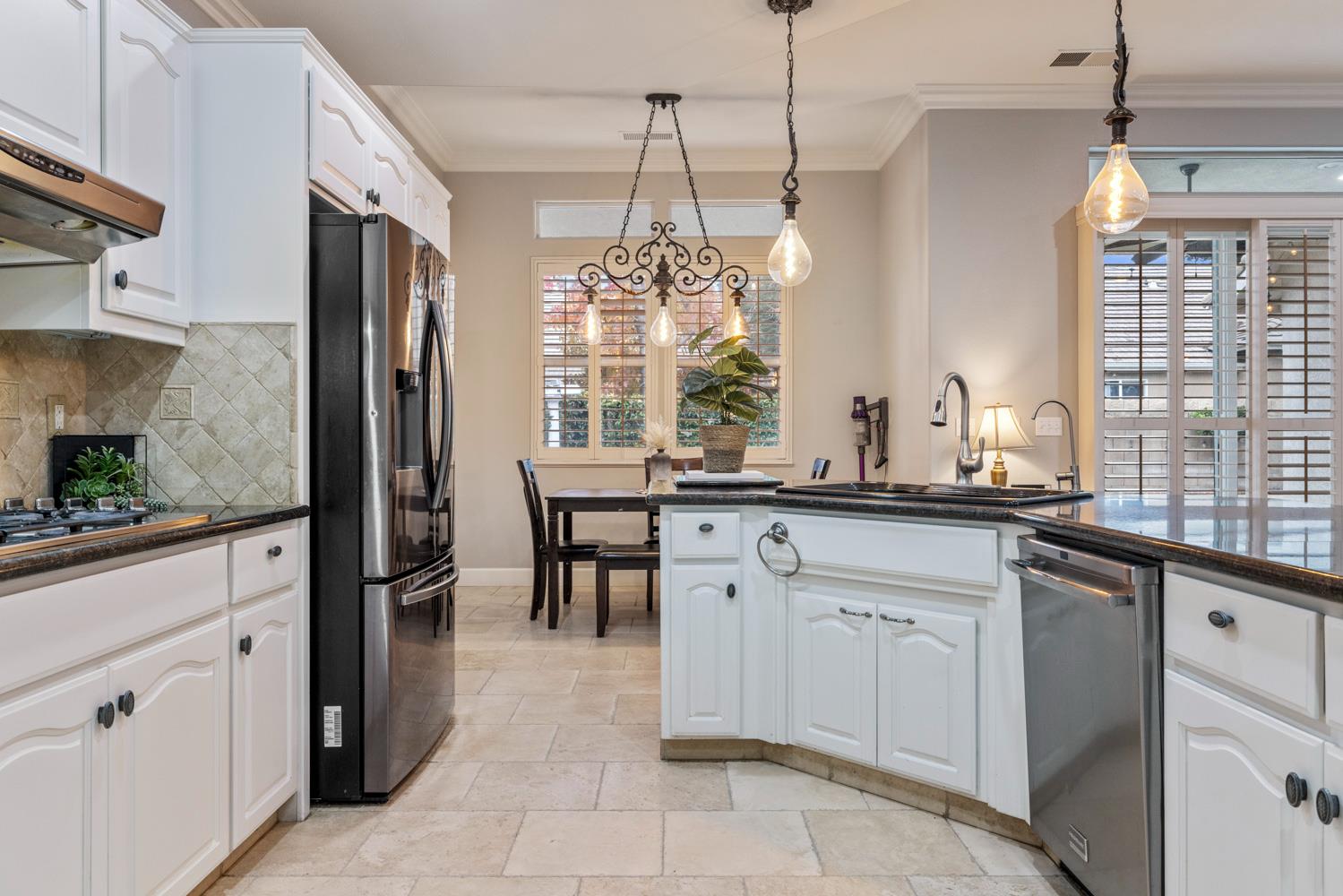 2067 Robin Hood Ln, Merced, CA 95340