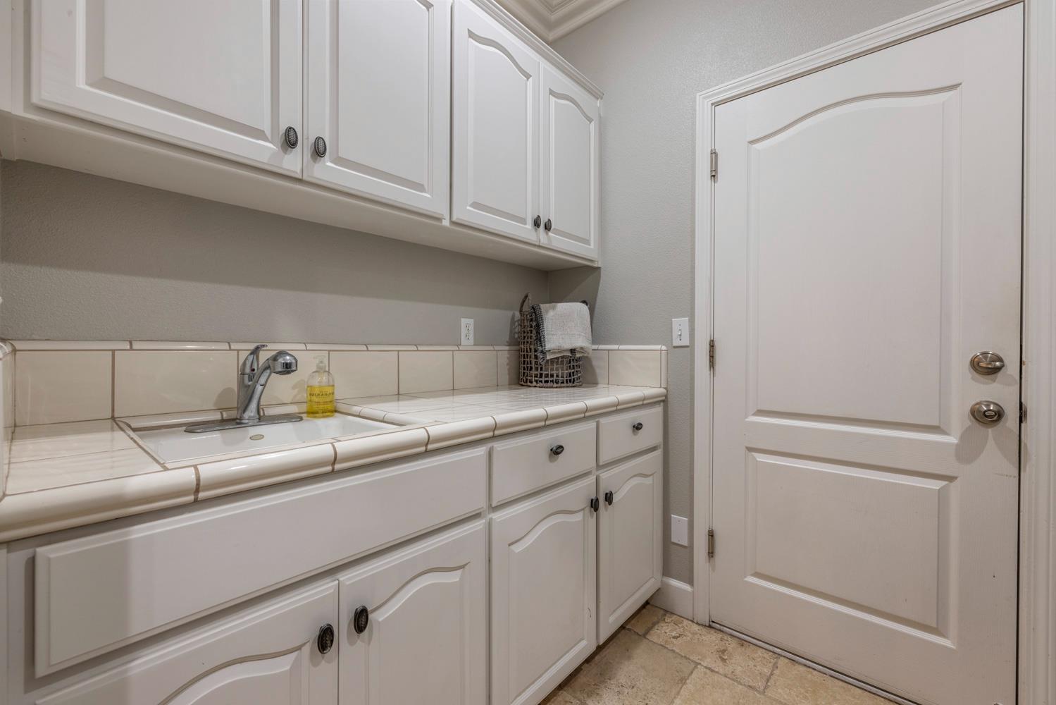 2067 Robin Hood Ln, Merced, CA 95340