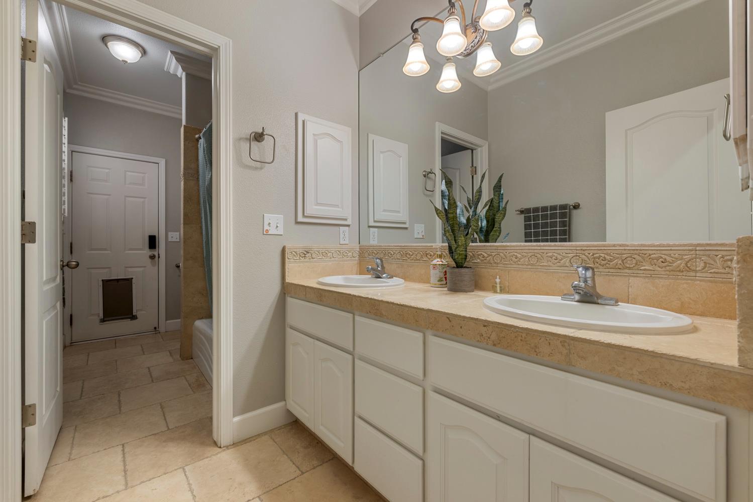 2067 Robin Hood Ln, Merced, CA 95340