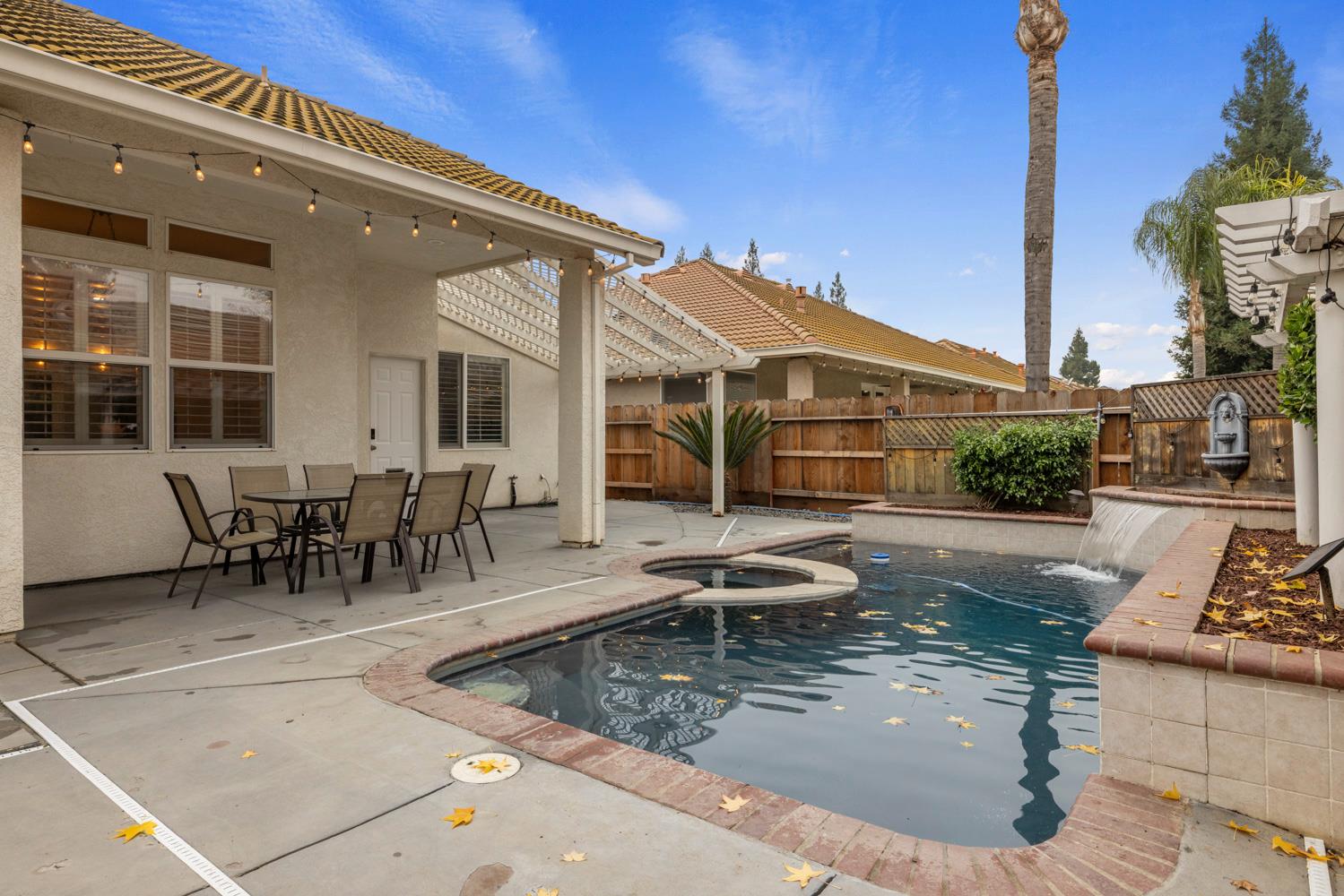 2067 Robin Hood Ln, Merced, CA 95340