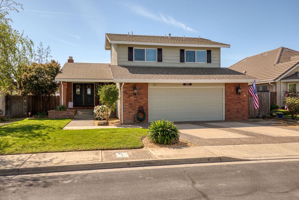 1957 Blue Spruce Dr, Oakdale, CA 95361