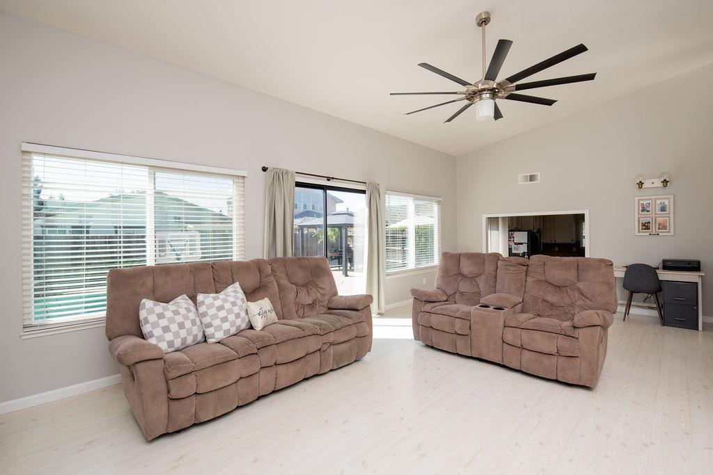 1957 Blue Spruce Dr, Oakdale, CA 95361