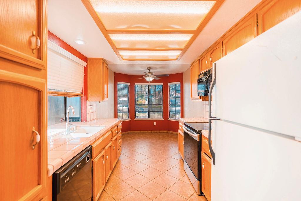 2808 Canyon Dr, Modesto, CA 95351