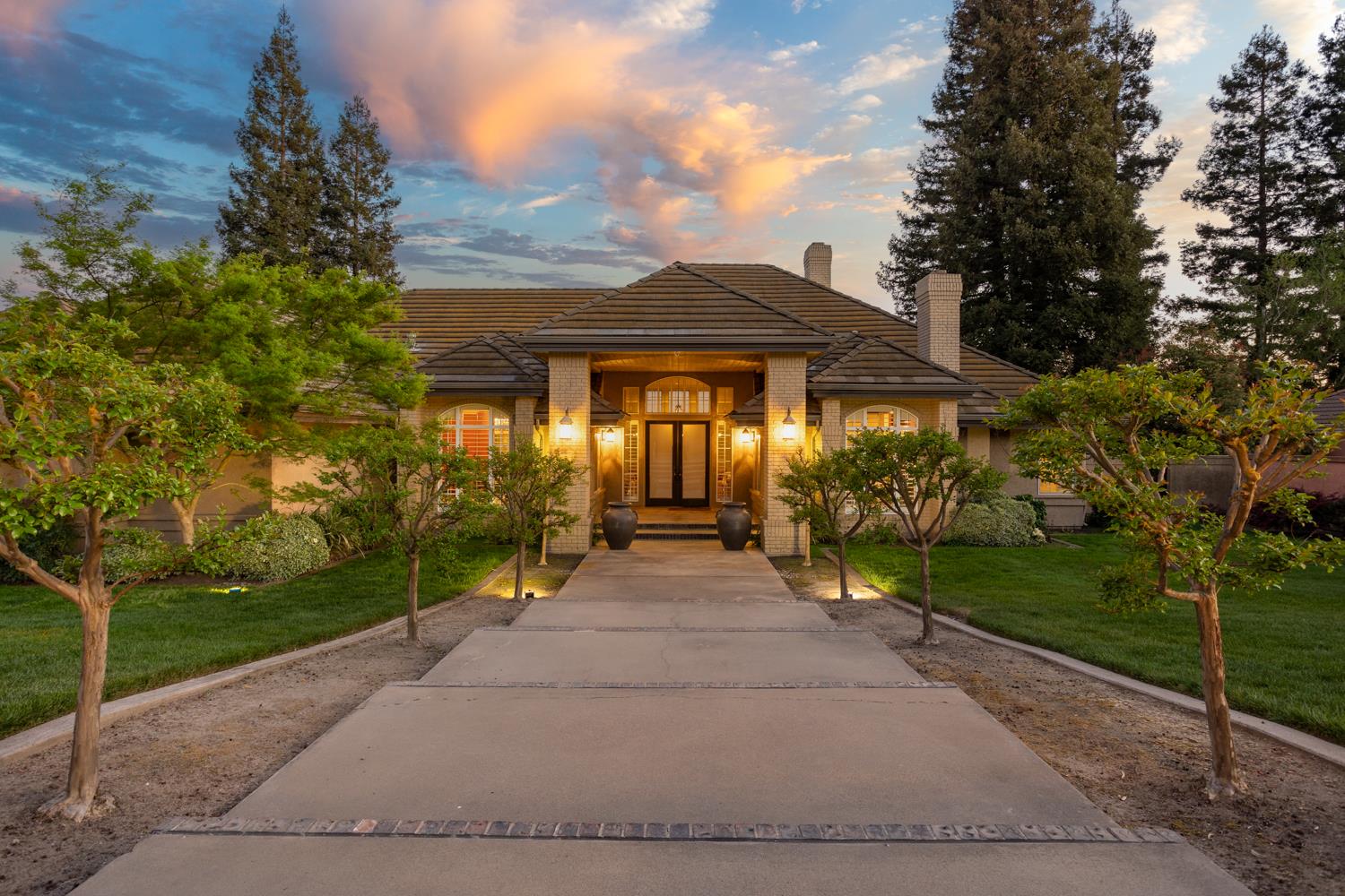 808 Country Club Dr, Modesto, CA 95356