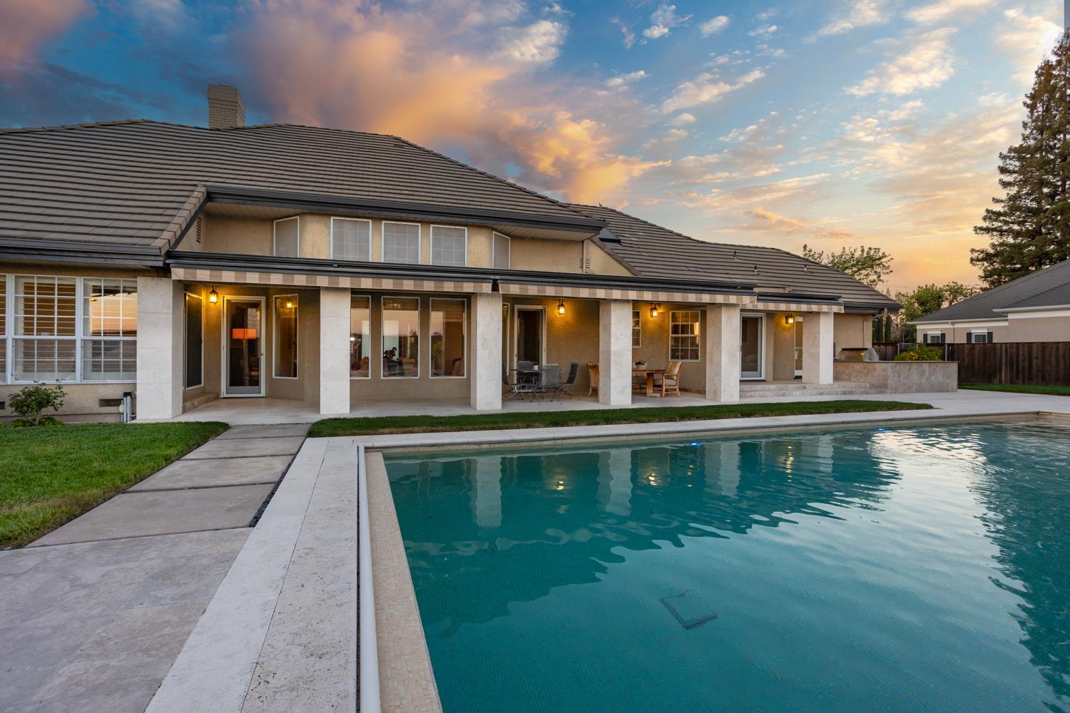 808 Country Club Dr, Modesto, CA 95356