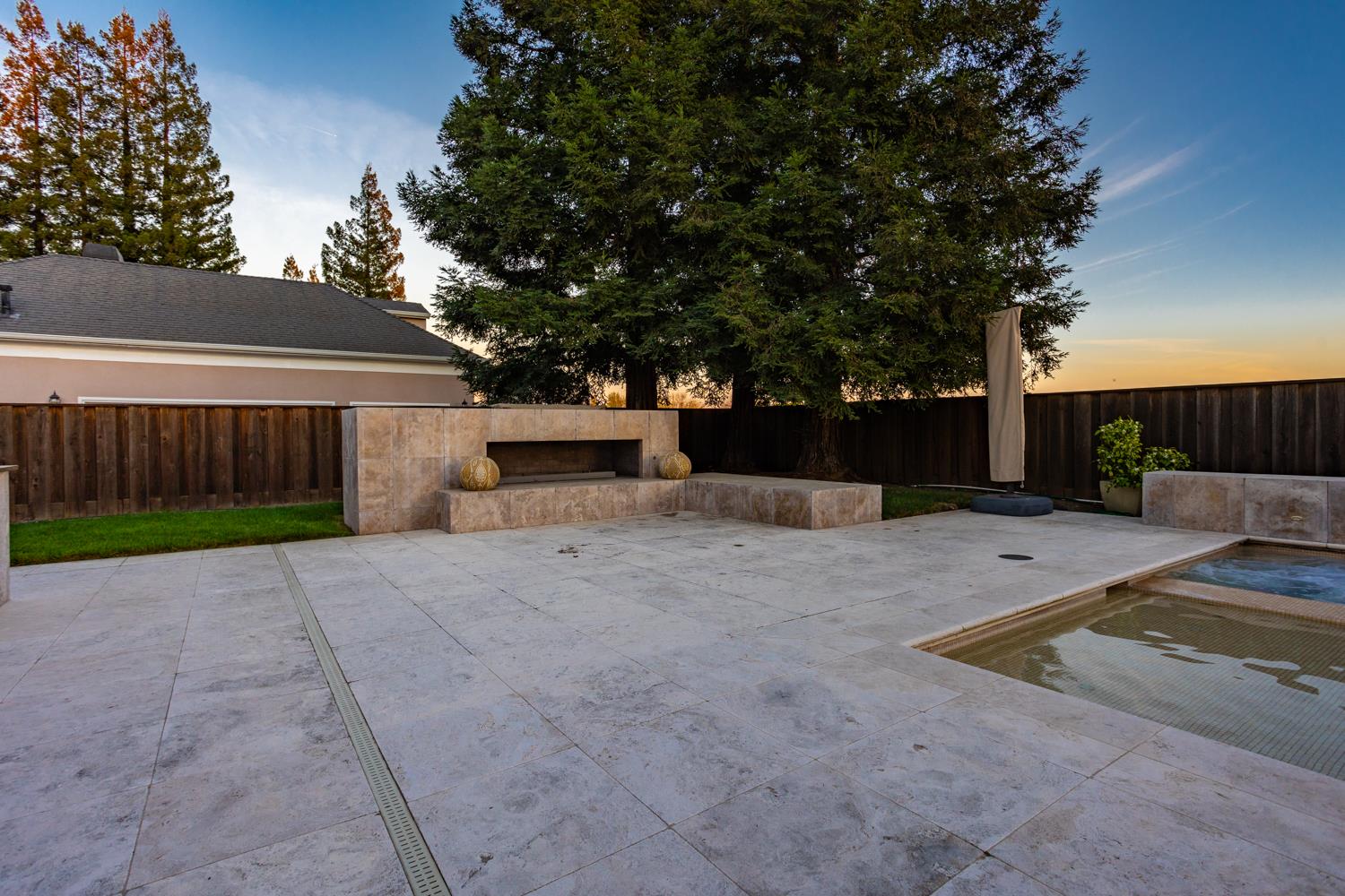 808 Country Club Dr, Modesto, CA 95356