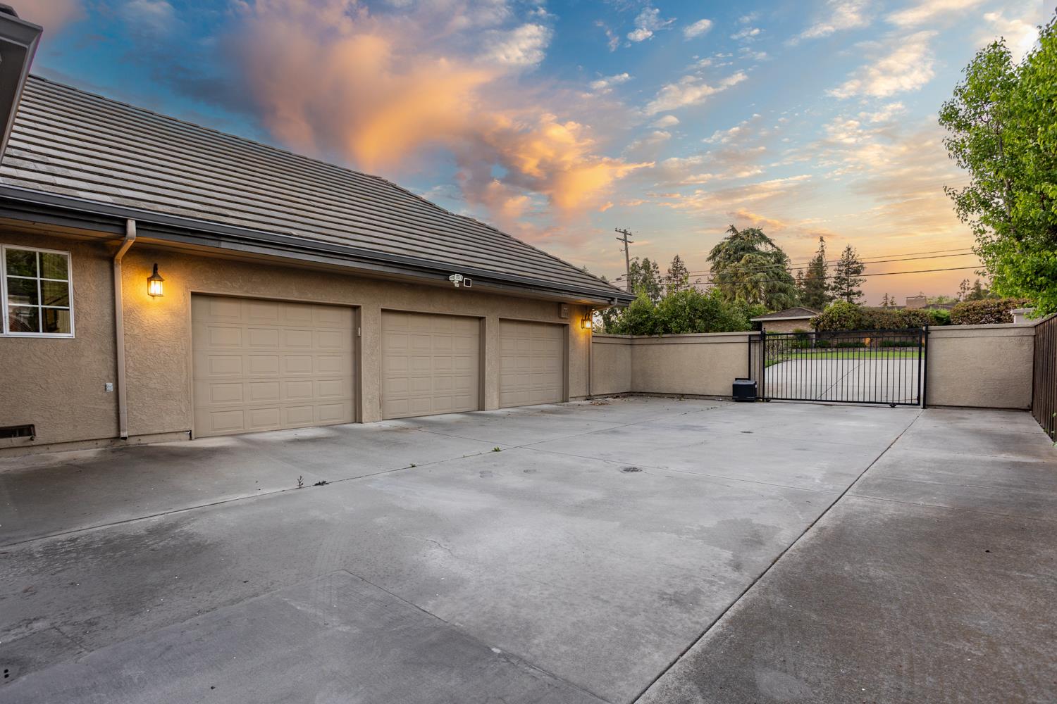 808 Country Club Dr, Modesto, CA 95356