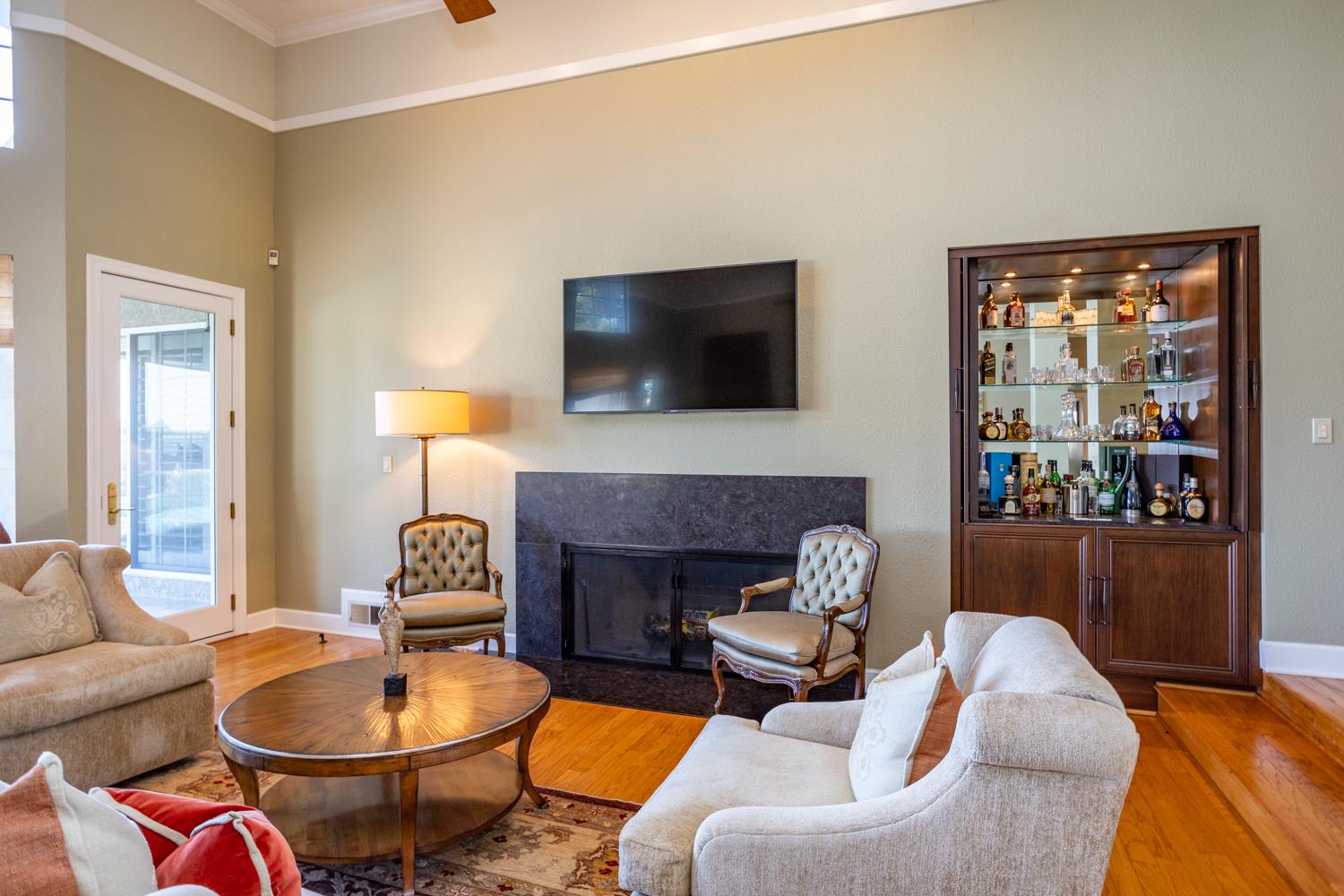 808 Country Club Dr, Modesto, CA 95356