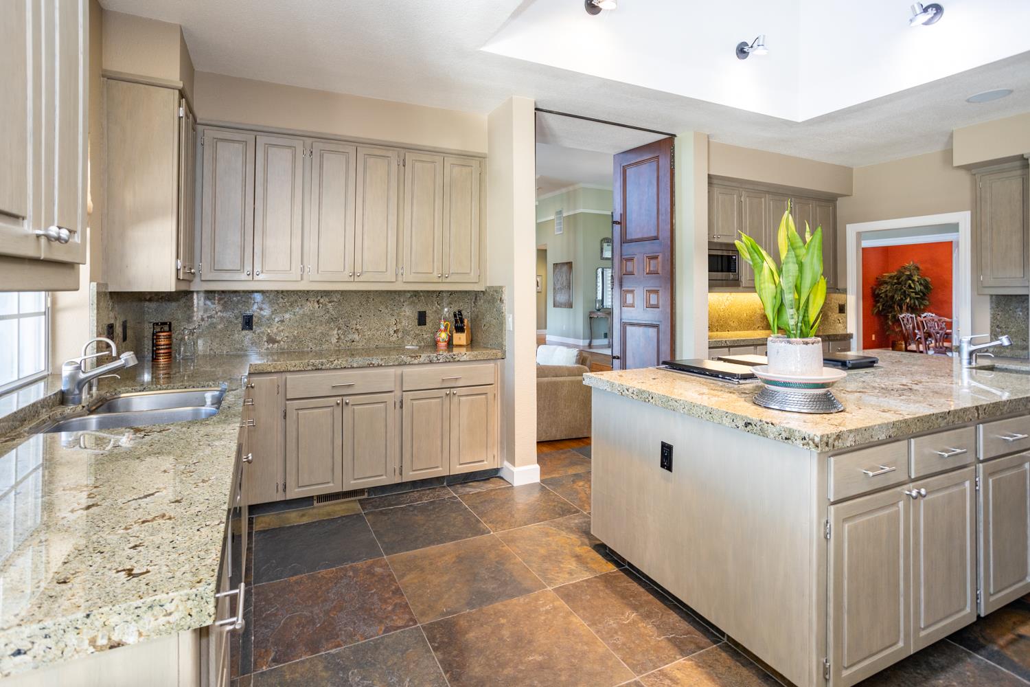 808 Country Club Dr, Modesto, CA 95356