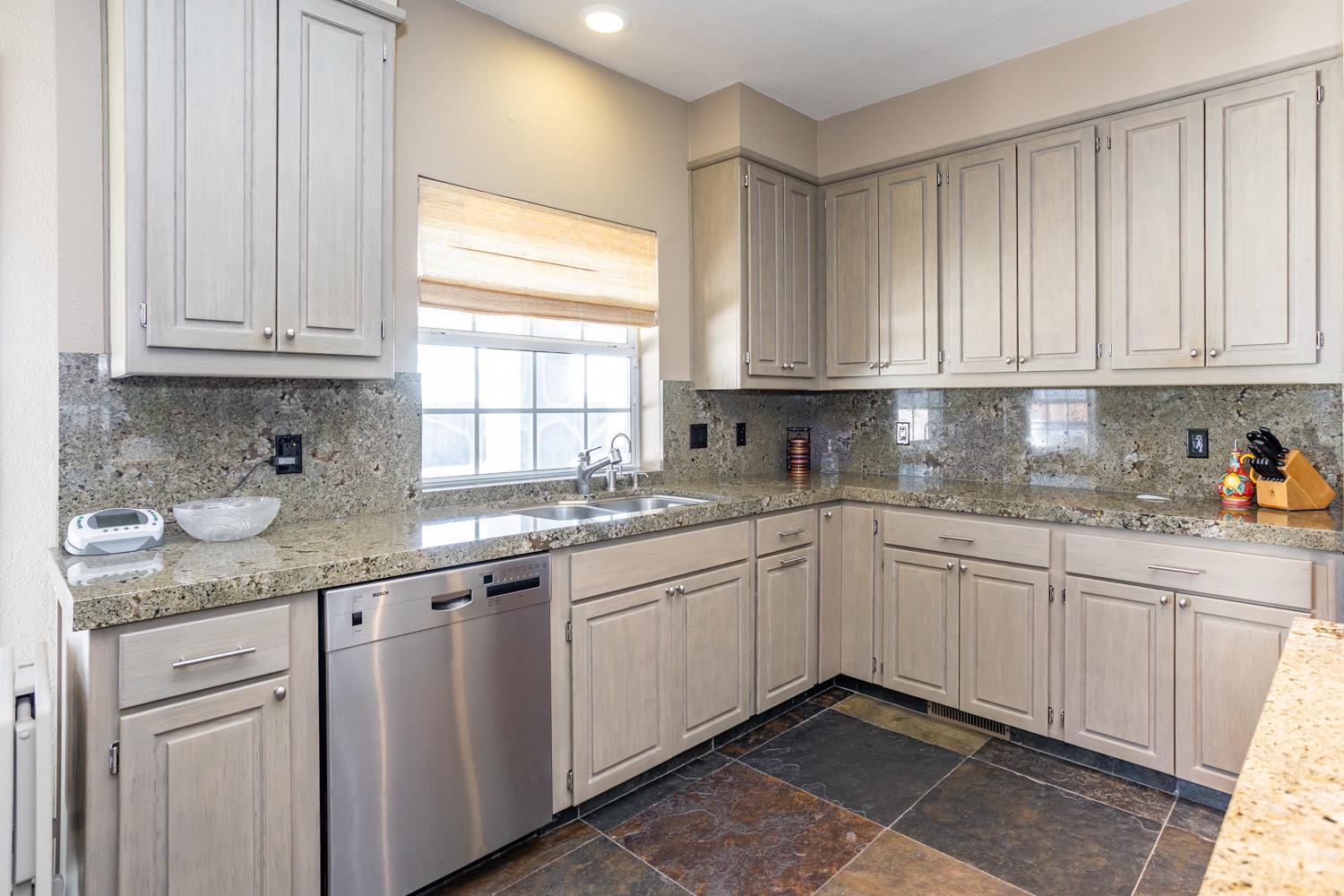 808 Country Club Dr, Modesto, CA 95356