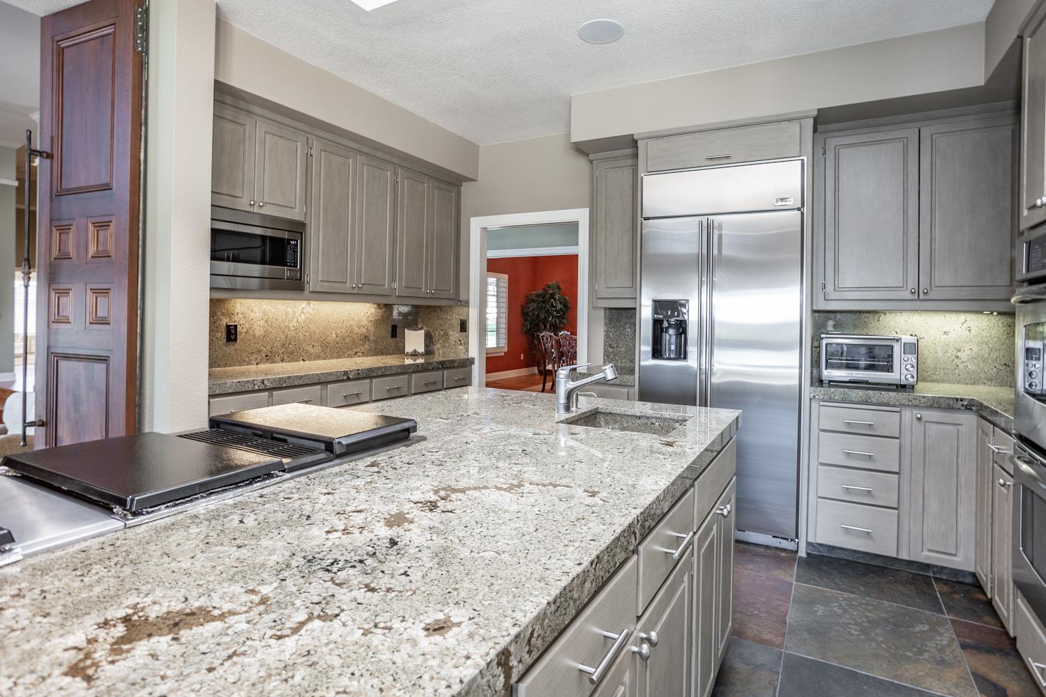 808 Country Club Dr, Modesto, CA 95356