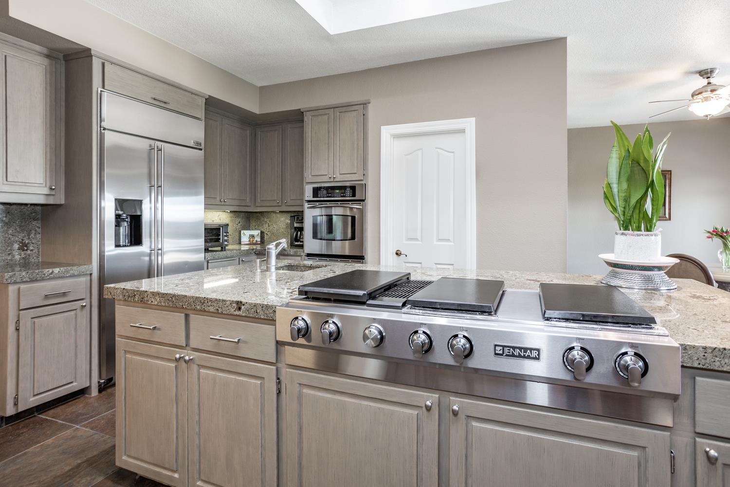 808 Country Club Dr, Modesto, CA 95356