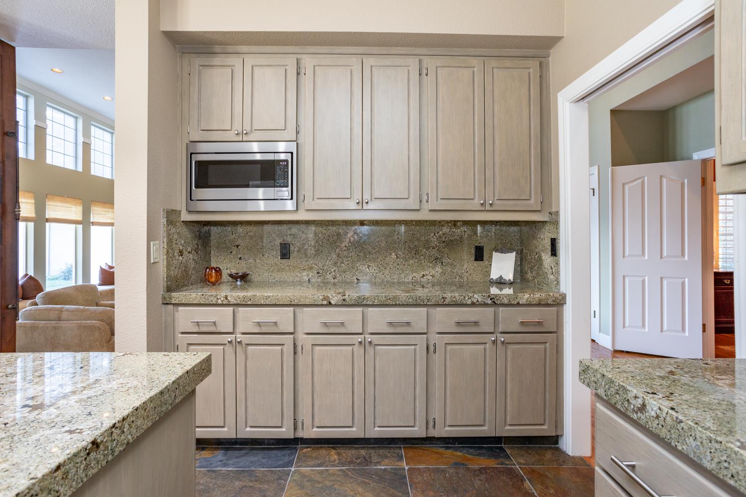 808 Country Club Dr, Modesto, CA 95356