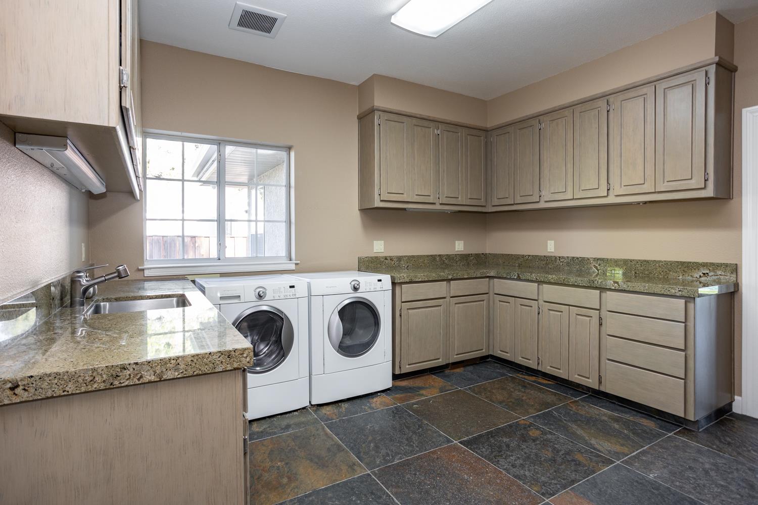 808 Country Club Dr, Modesto, CA 95356