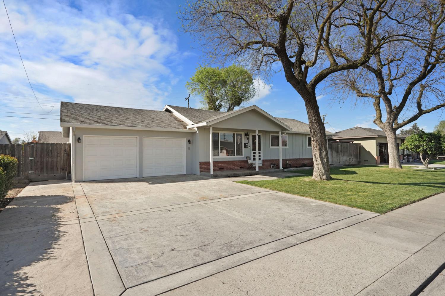 916 6th St, Ripon, CA 95366