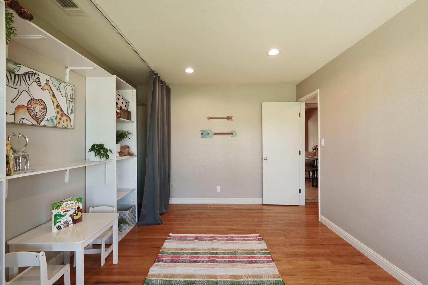 916 6th St, Ripon, CA 95366