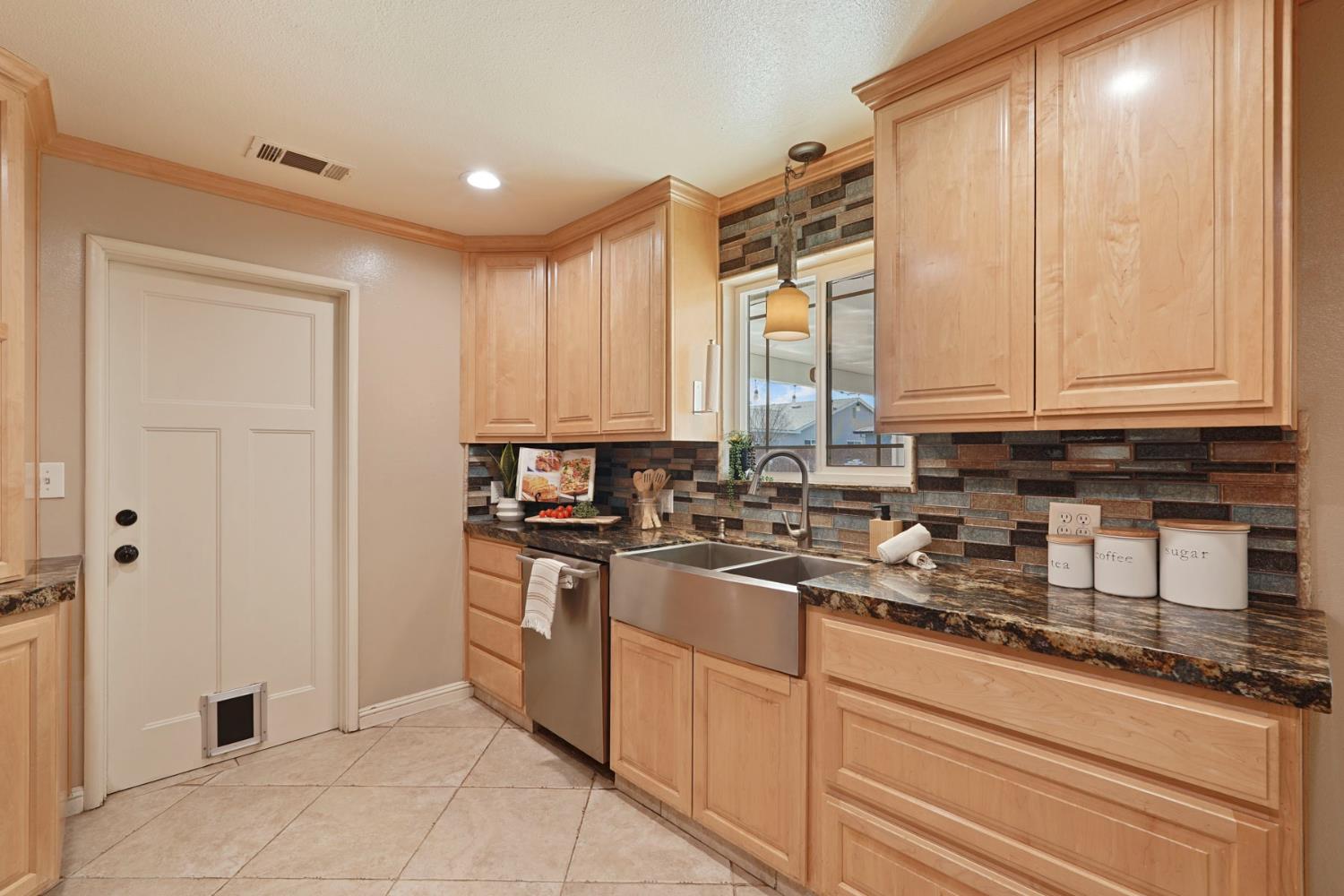 916 6th St, Ripon, CA 95366