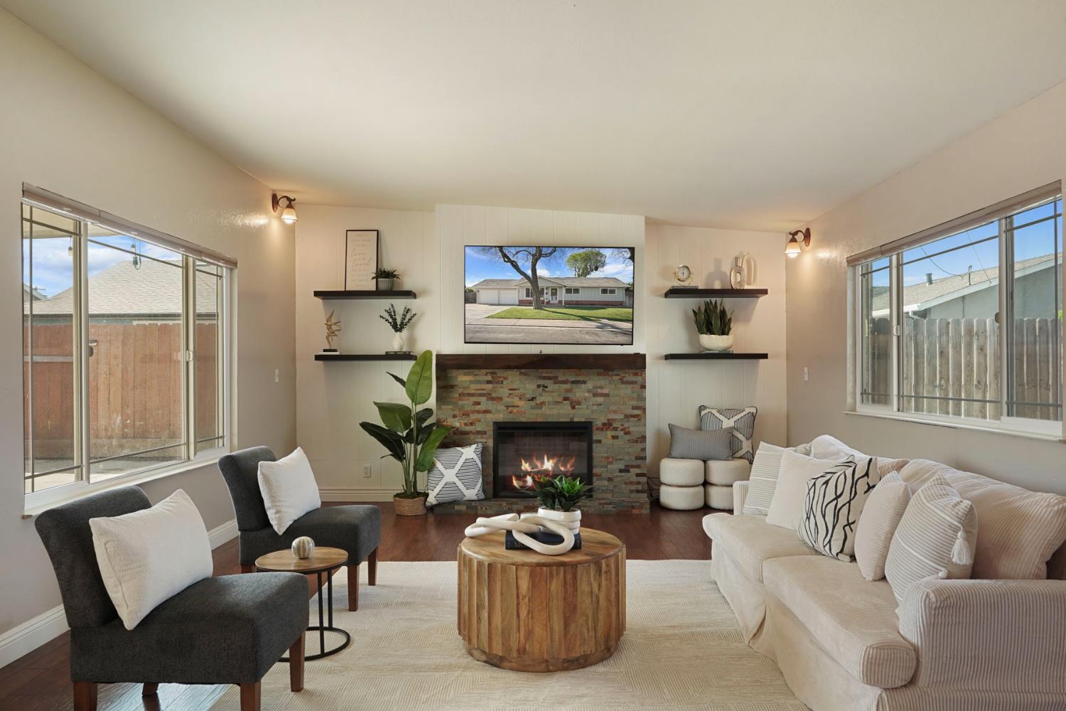 916 6th St, Ripon, CA 95366