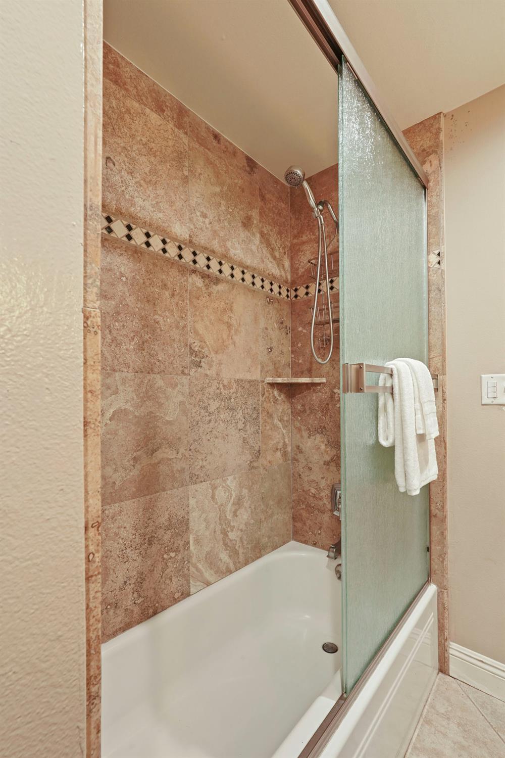 916 6th St, Ripon, CA 95366