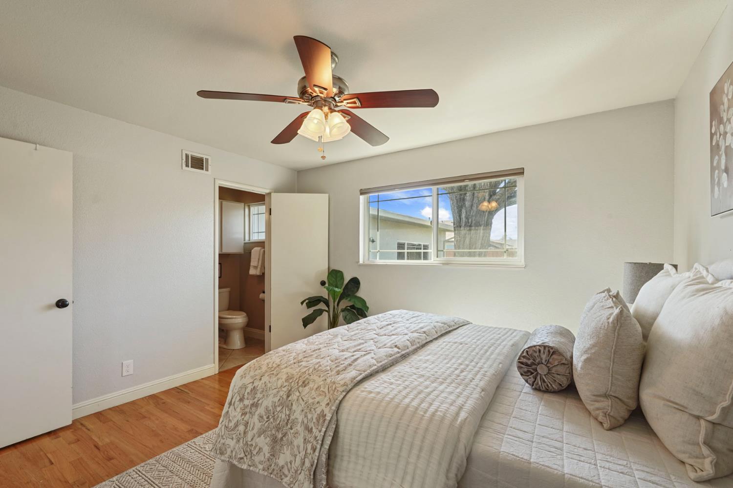 916 6th St, Ripon, CA 95366