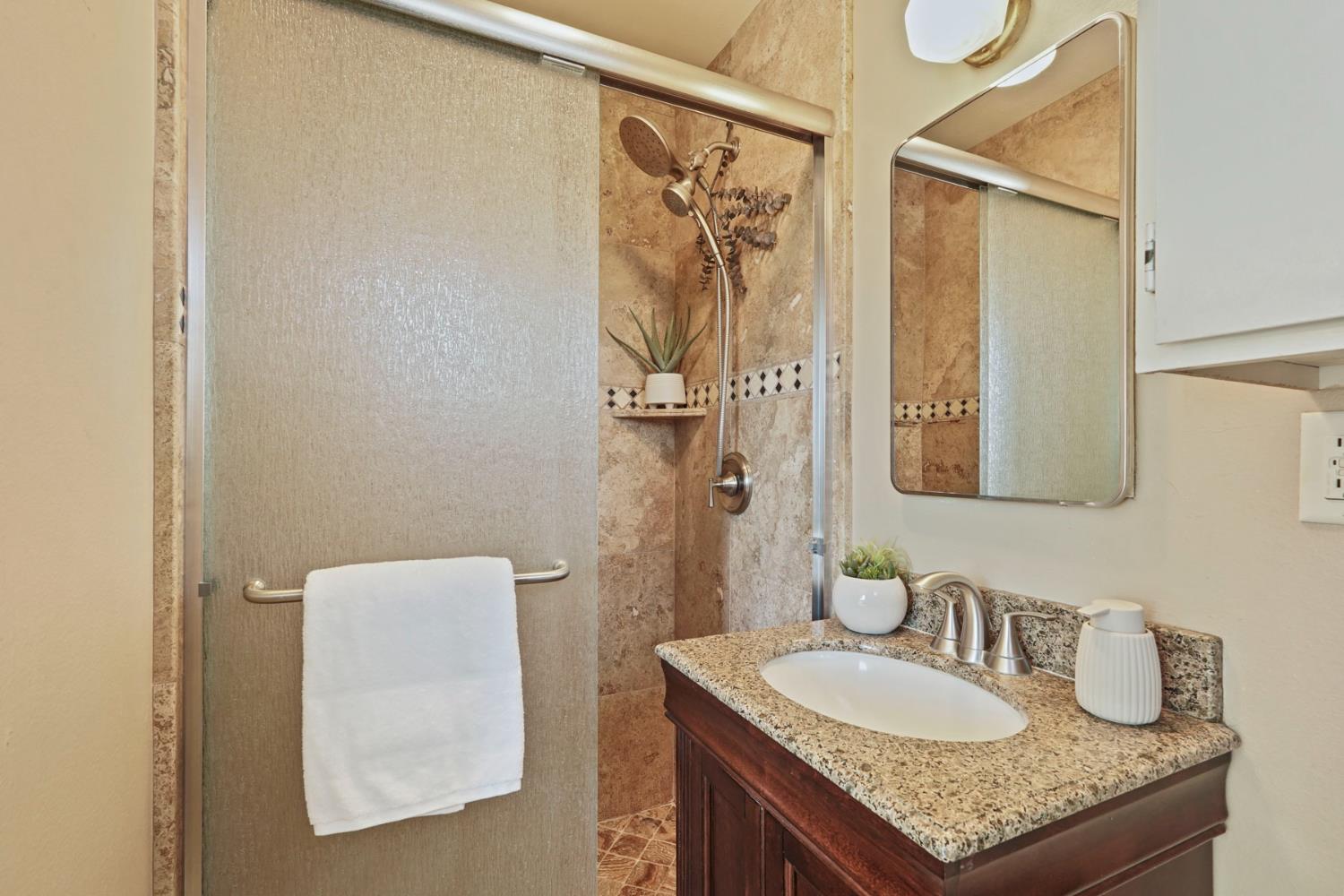 916 6th St, Ripon, CA 95366