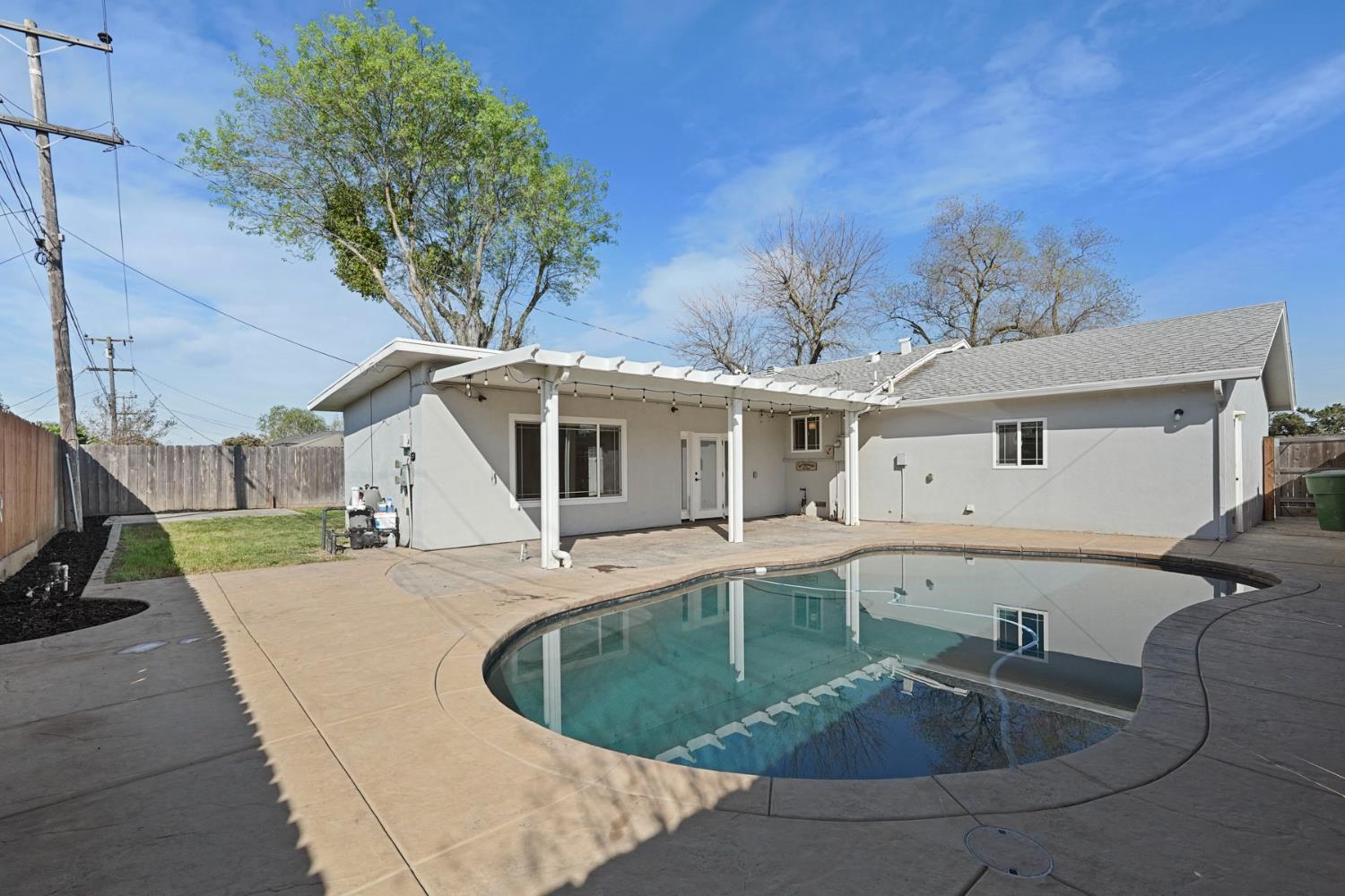 916 6th St, Ripon, CA 95366