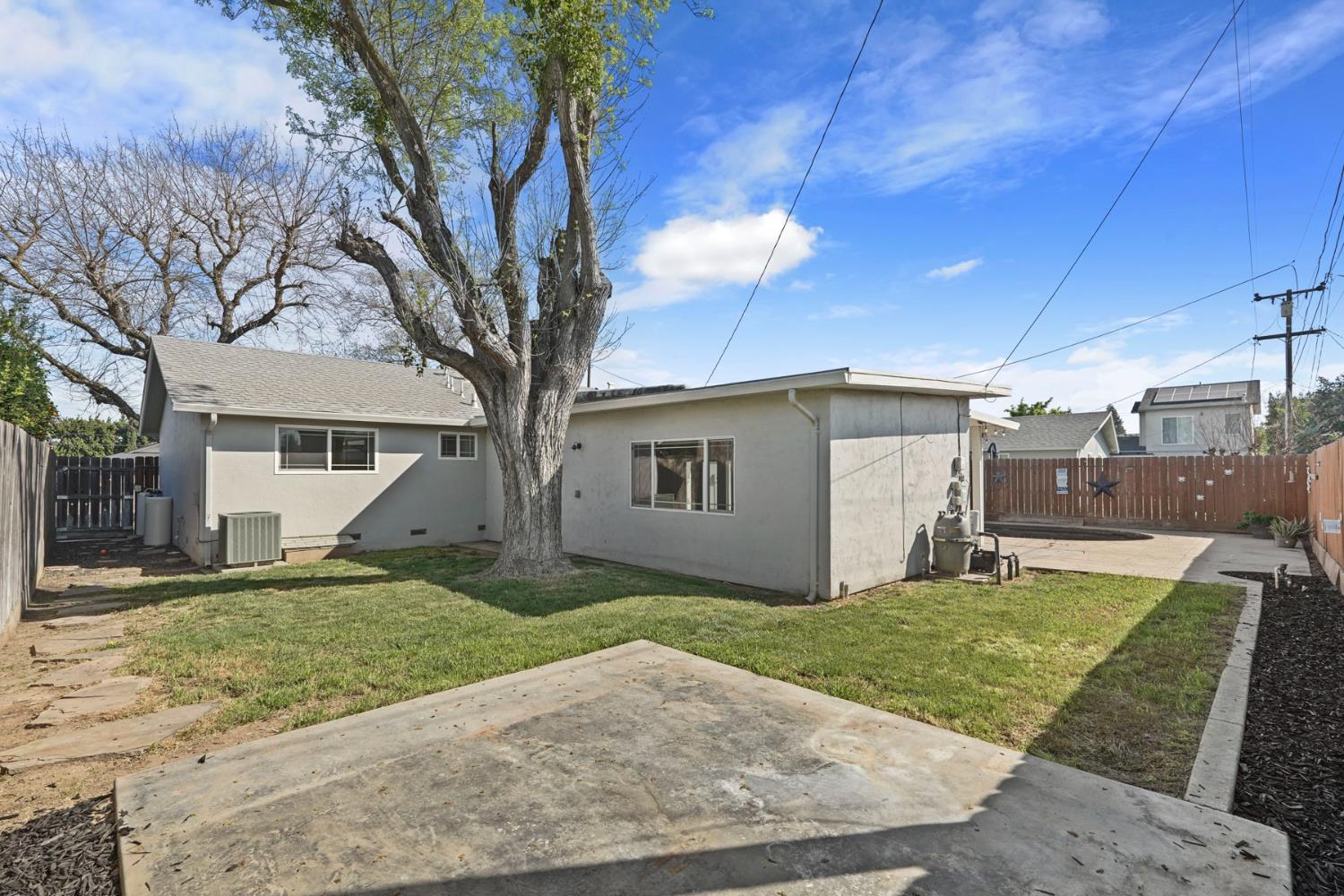 916 6th St, Ripon, CA 95366