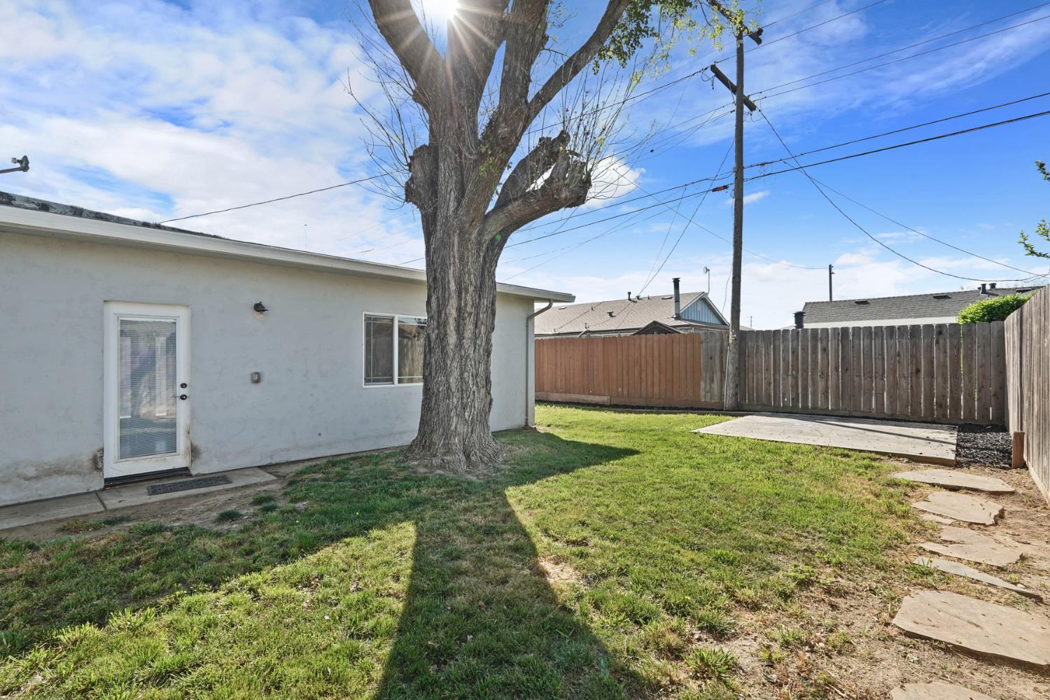 916 6th St, Ripon, CA 95366