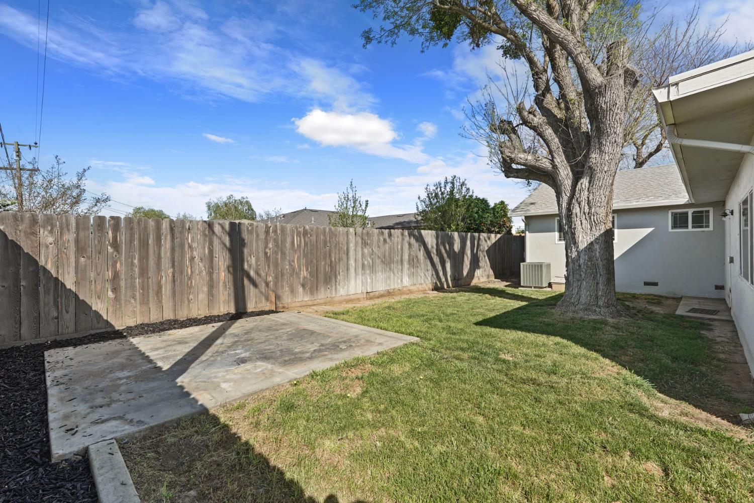 916 6th St, Ripon, CA 95366