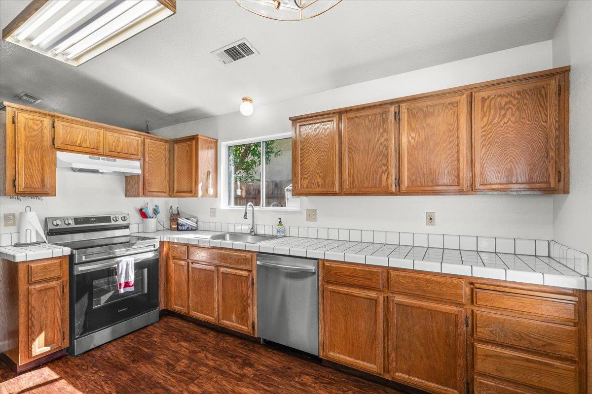 3805 Ellenboro Ave, Modesto, CA 95357