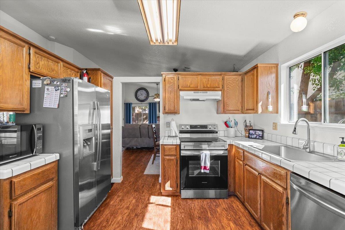 3805 Ellenboro Ave, Modesto, CA 95357