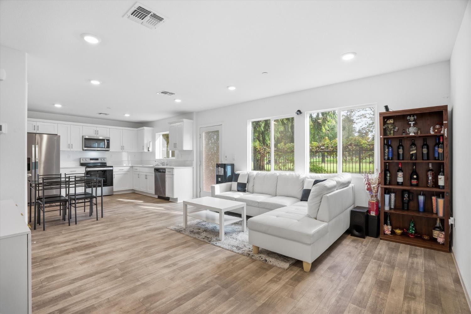 398 Miwok Ln, Manteca, CA 95337