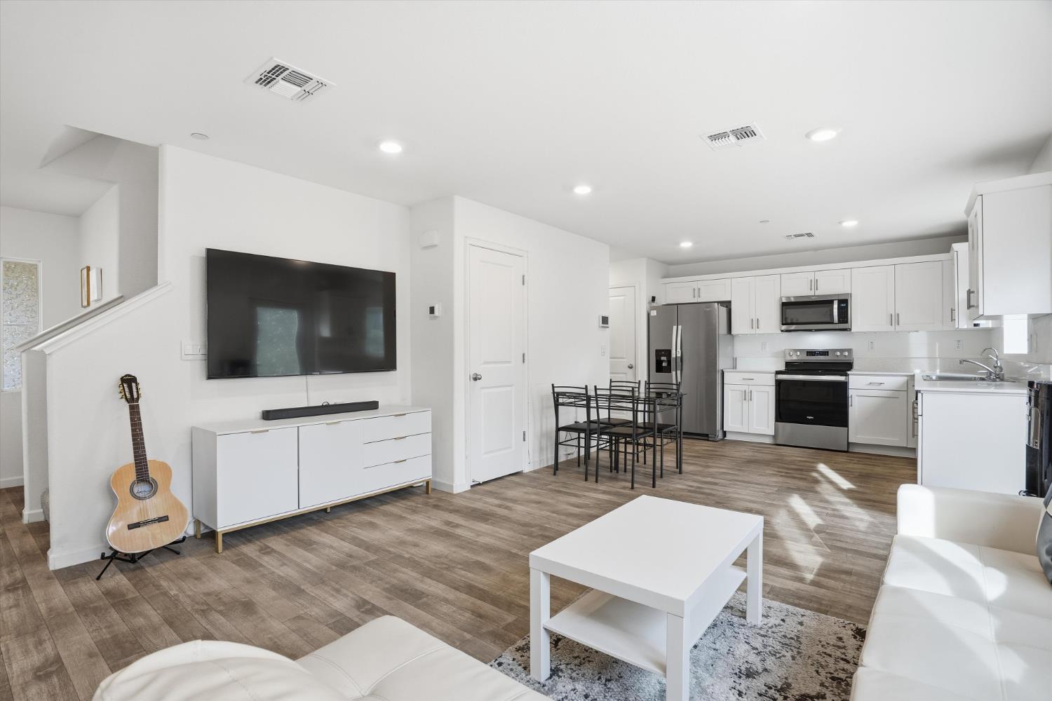 398 Miwok Ln, Manteca, CA 95337