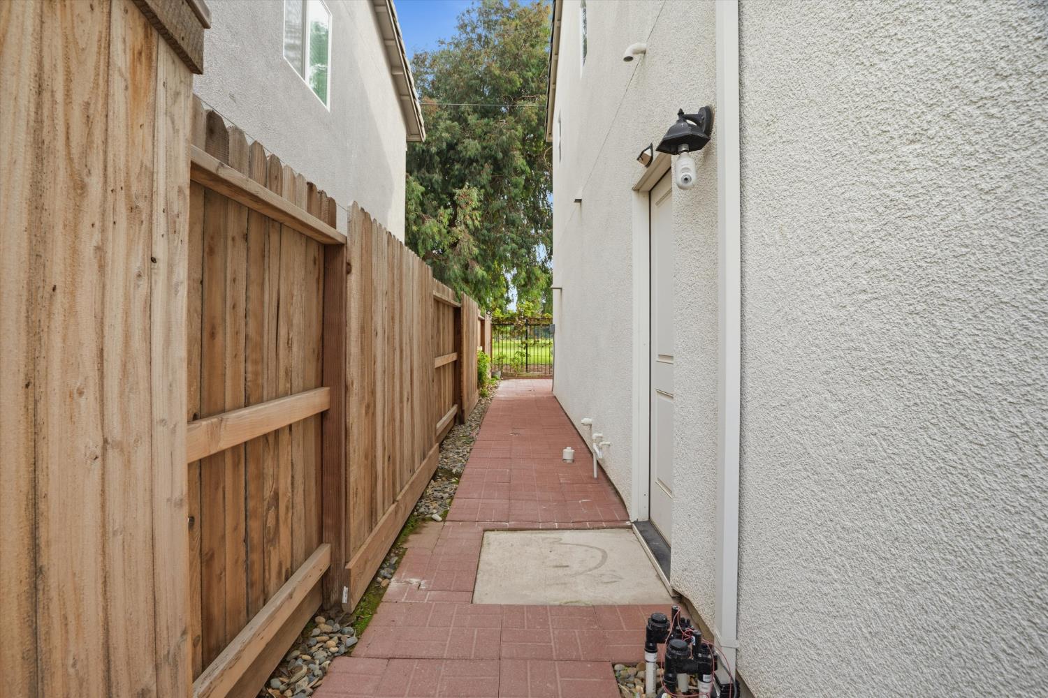 398 Miwok Ln, Manteca, CA 95337