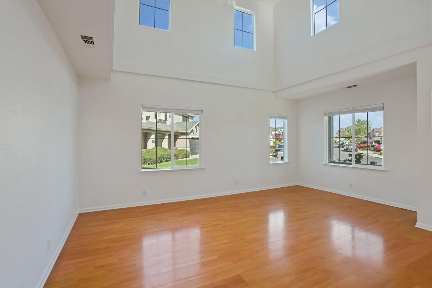 250 Fragrance St, Manteca, CA 95337