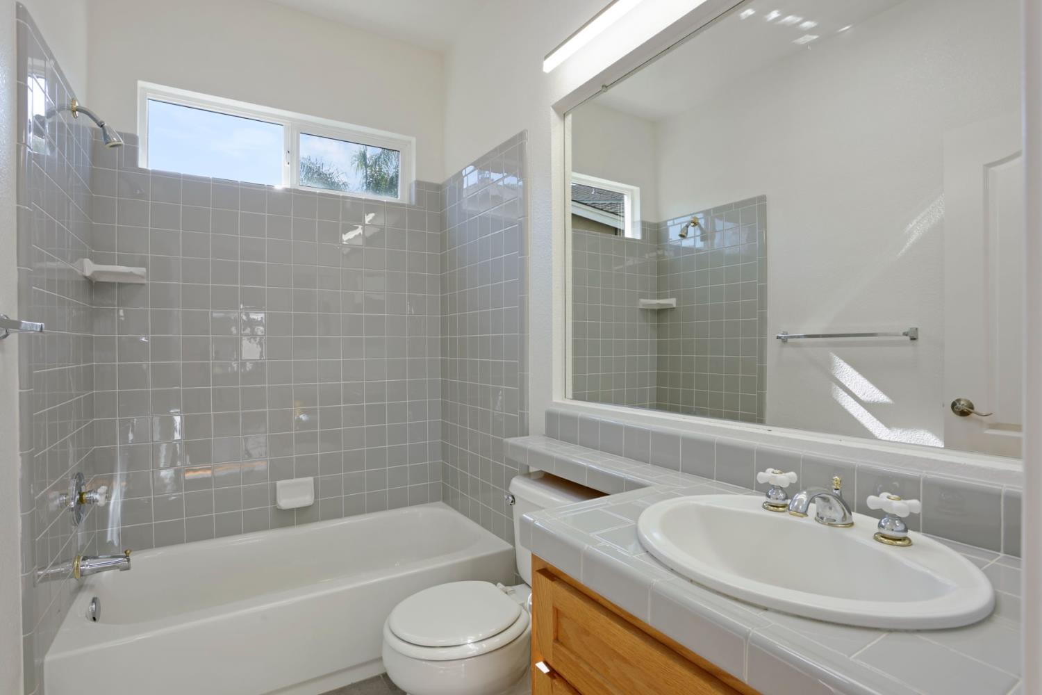 250 Fragrance St, Manteca, CA 95337